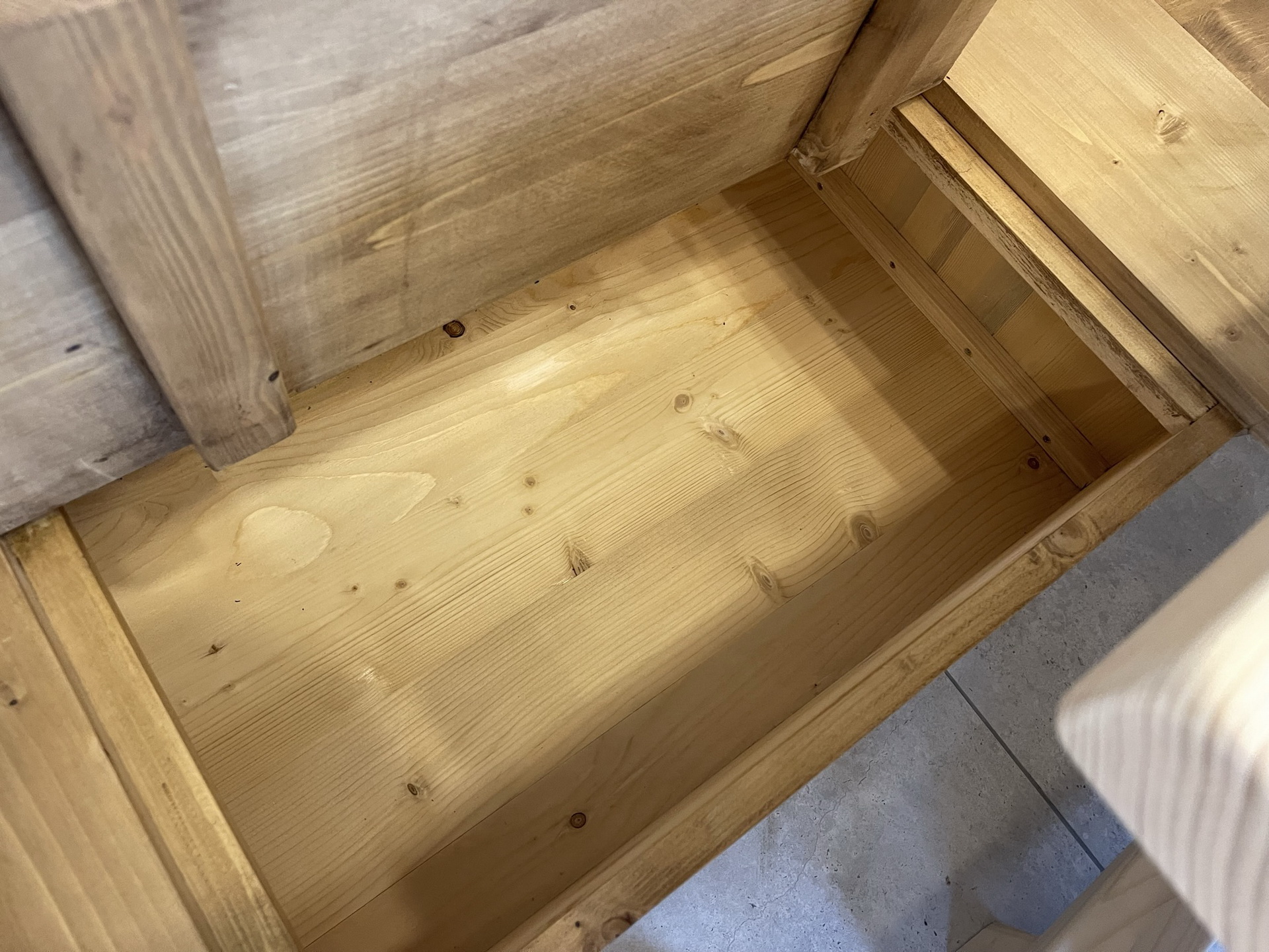 bauernmobel_20 Landhausstil Eckbankgruppe aus Holz mit Jogltisch und 2 Sesseln - Bauernmöbel B1053