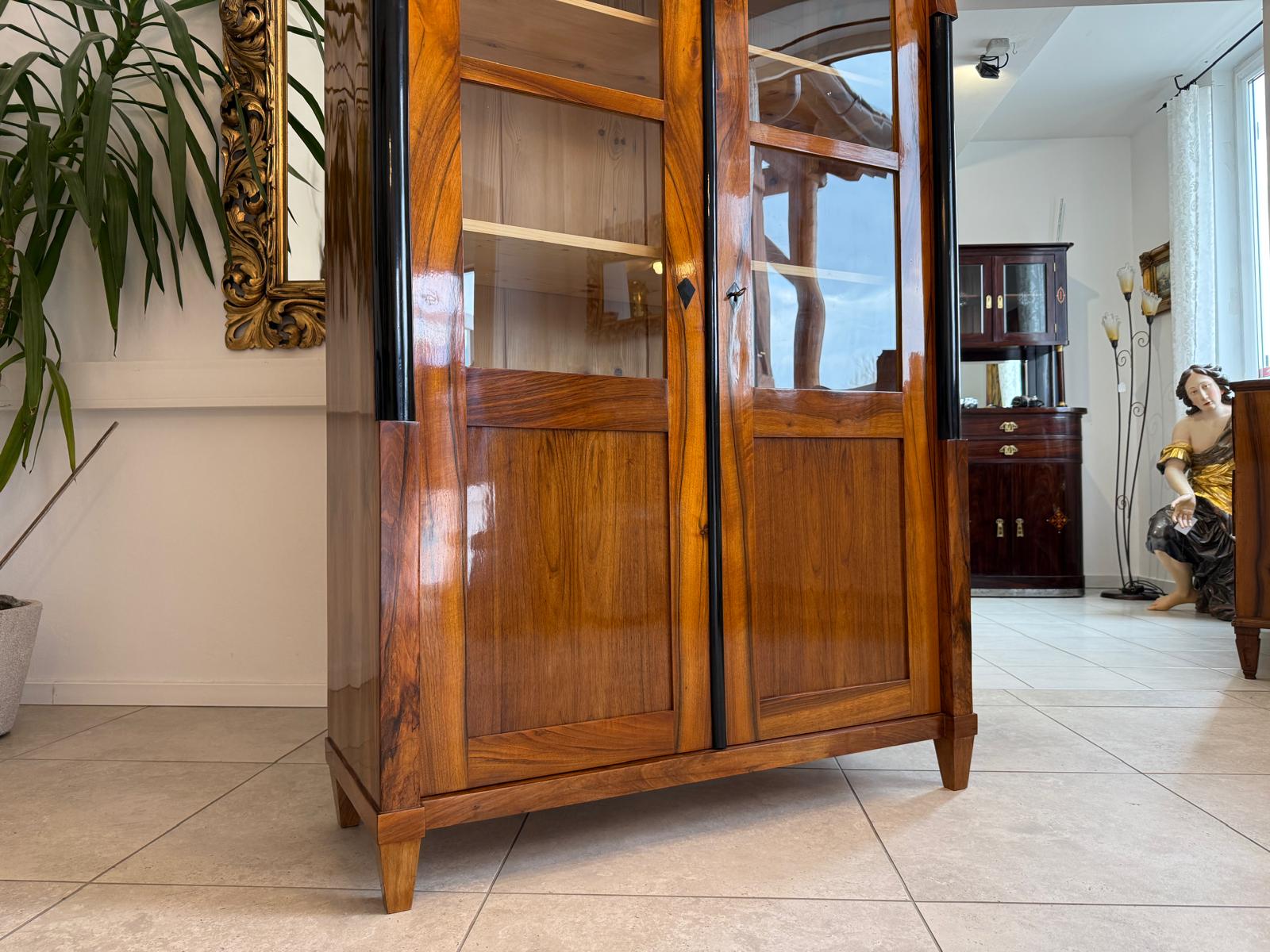 Biedermeier Vitrine Bücherschrank Restauriert Nussbaum Antiquität SALE D2294