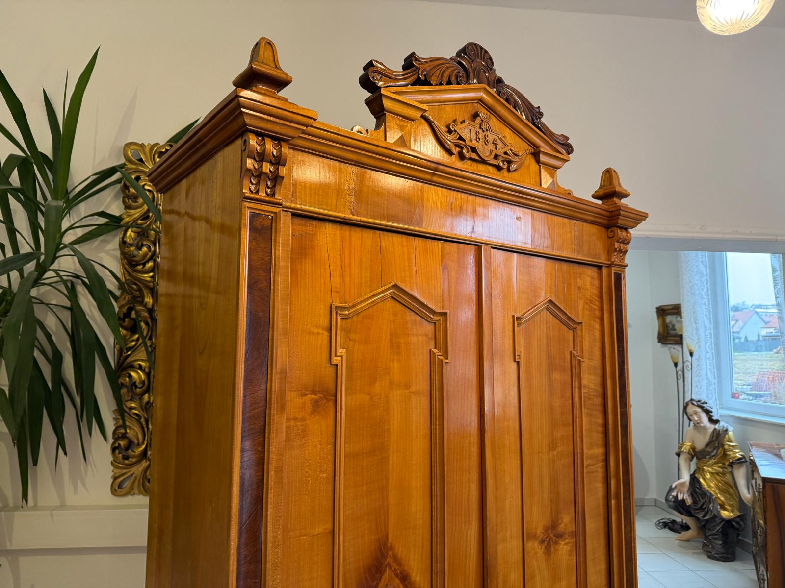 Altrestaurierter Gründerzeit Kasten Kleiderkasten Nussholz Kronenschrank D1065-1