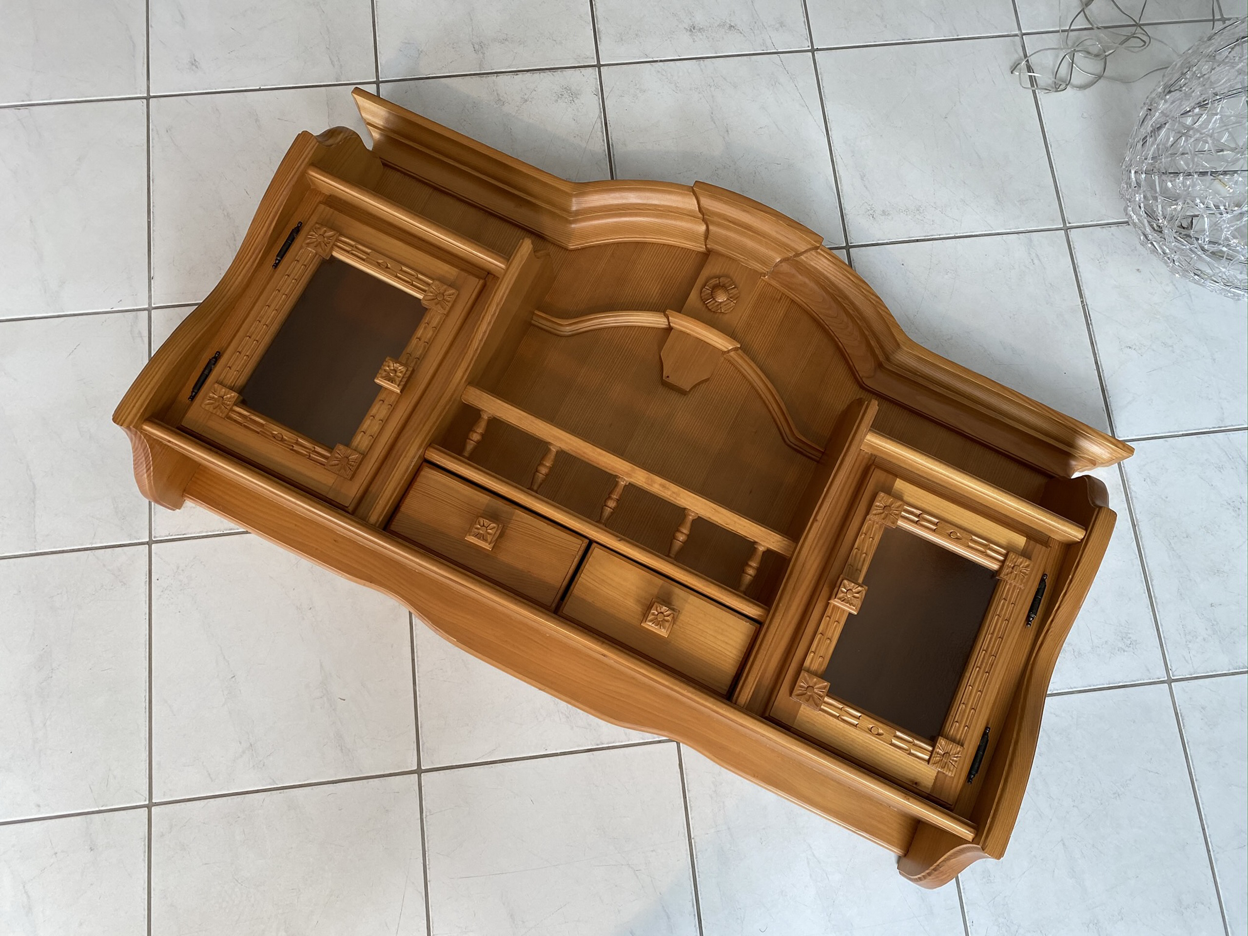 IMG_0720 Hübsches altes bäuerliches Wandregal in Beige - Schmales Stellage E1522