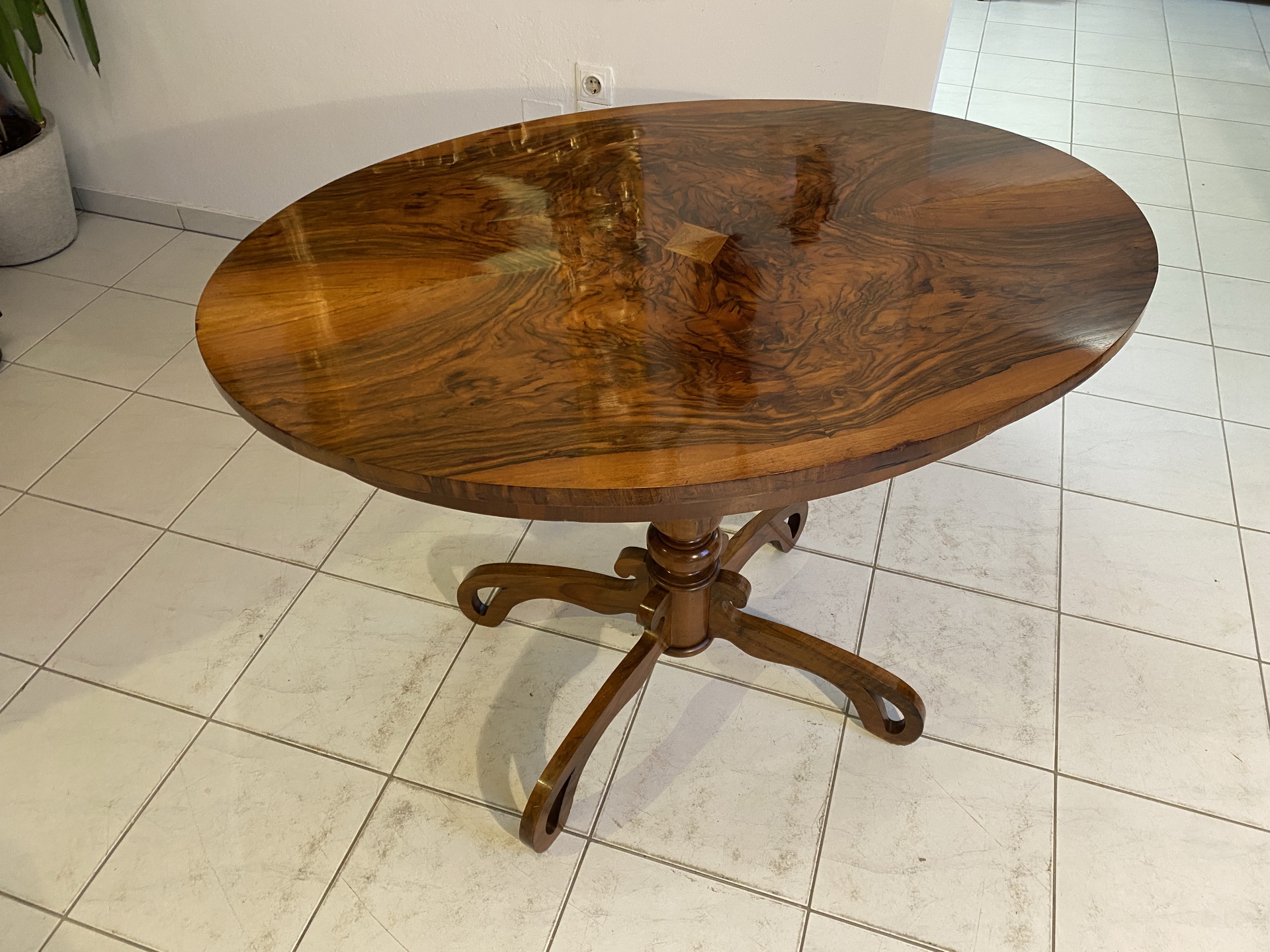 biedermeier-tisch-_02 Ovaler Gründerzeit Tisch Beistelltisch Nussholz Furniert A5016