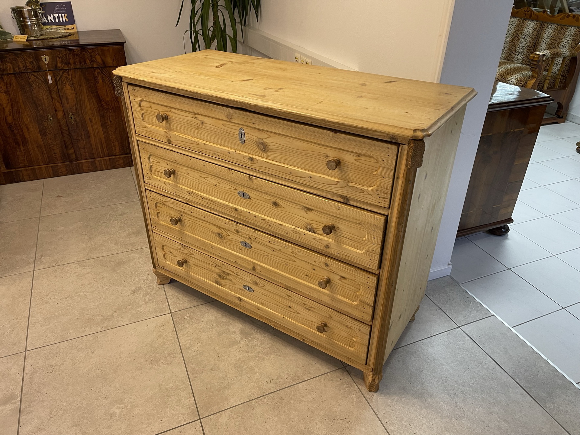 Bauernschrank-Bauernstube_24FIGppu8KushMQ restaurierte Biedermeier Kommode Ladenkommode B1074