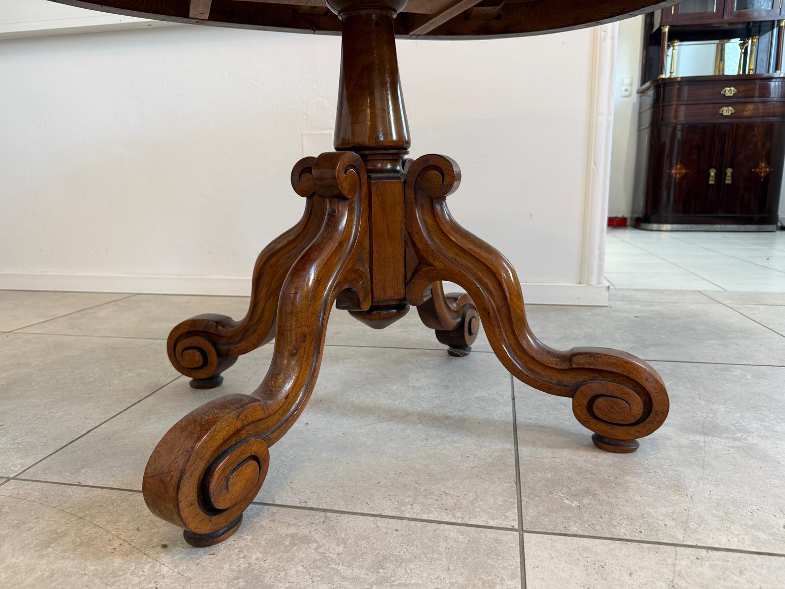 OvalerSpätbiedermeier Tisch Beistelltisch Nussholz Furniert D2809