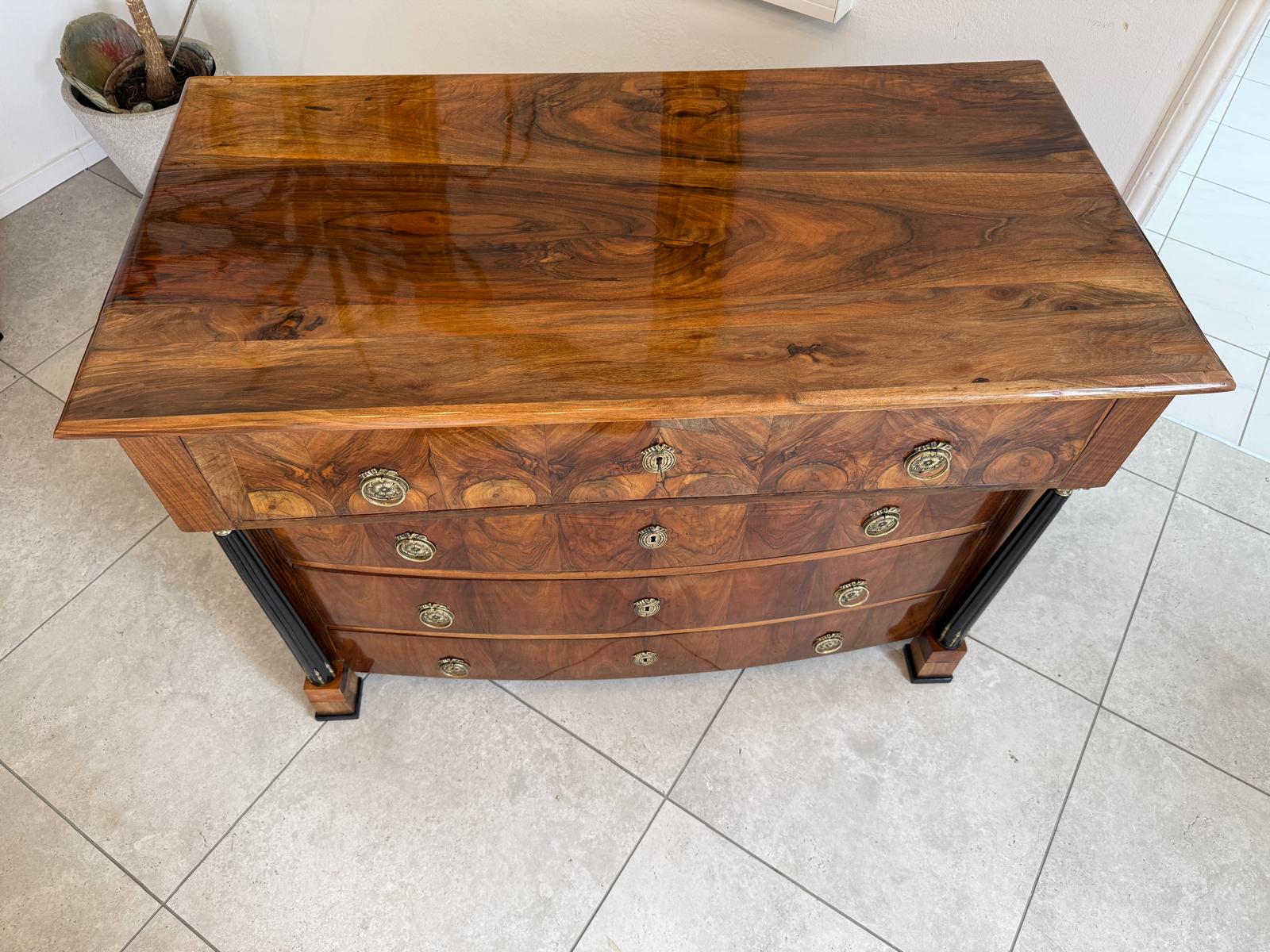 Empire Kommode Antiquität Säulenkommode Restaurierte Nussholzfurnierte  D2349