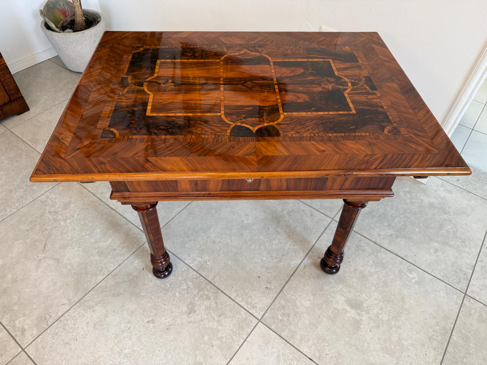 Restaurierter Barock Tisch Nussfurniert Marketiert Anquität G1834-1
