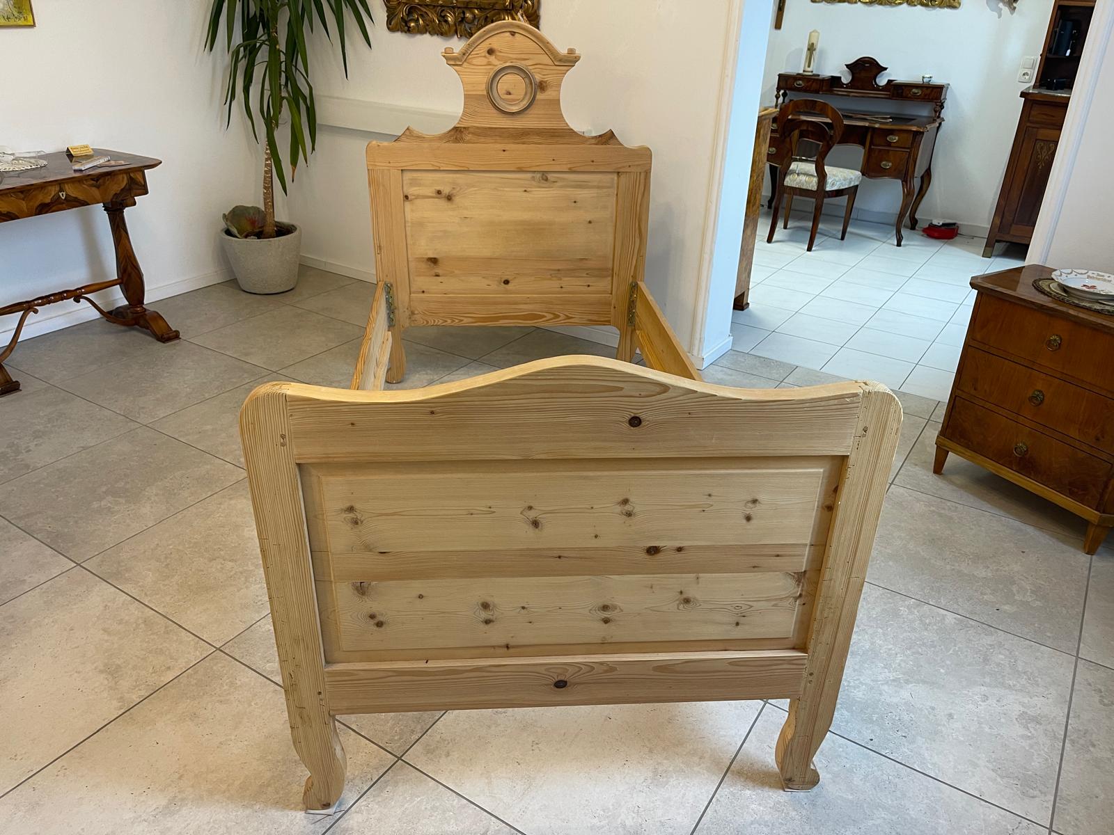Bäuerliches Einzelbett aus massivem Holz Gründerzeit Steckbett G1672