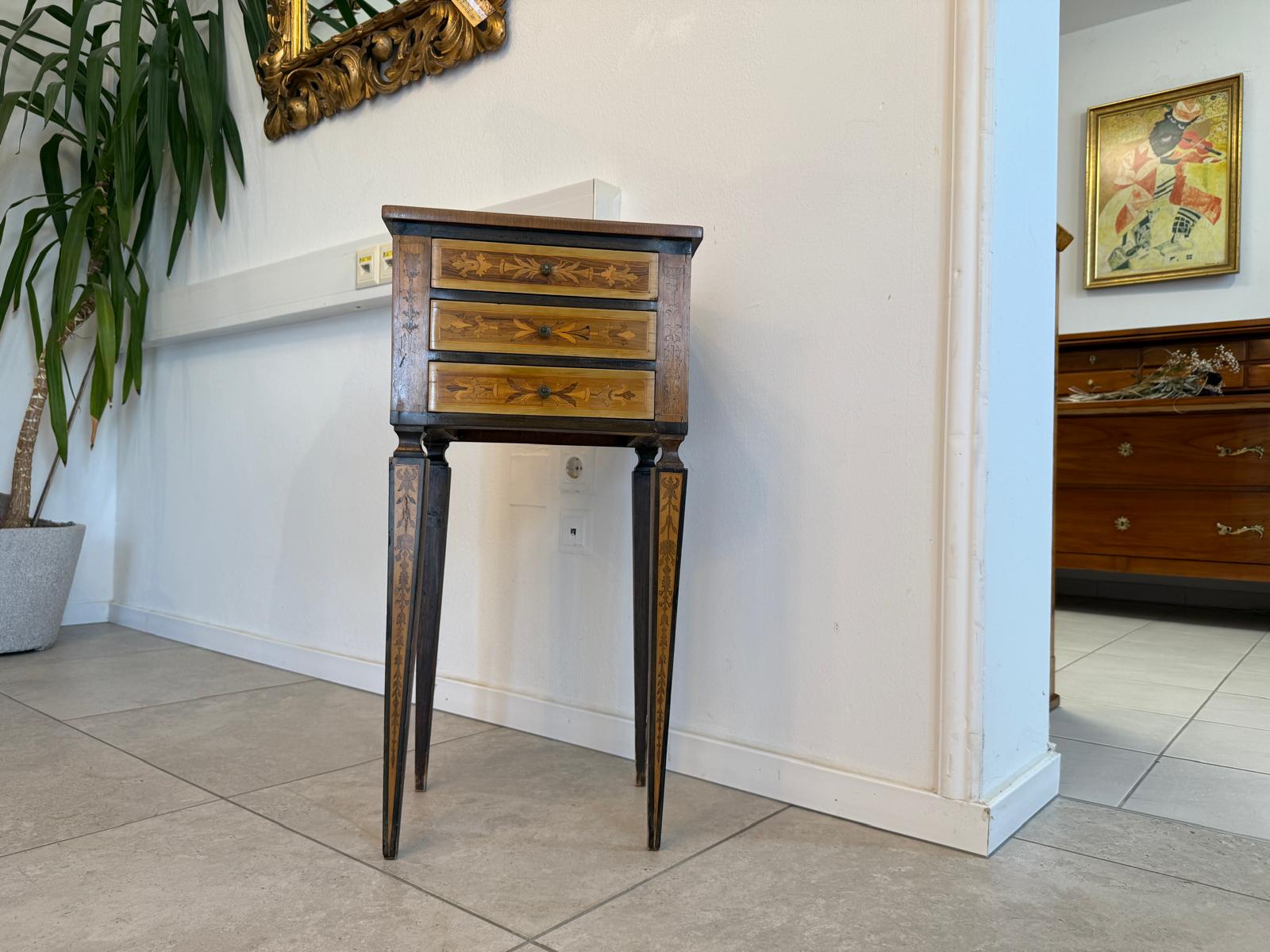 Originaler Barock Tisch Antik aus Nuss, Spieltisch, sehr schöner Zustand G1952