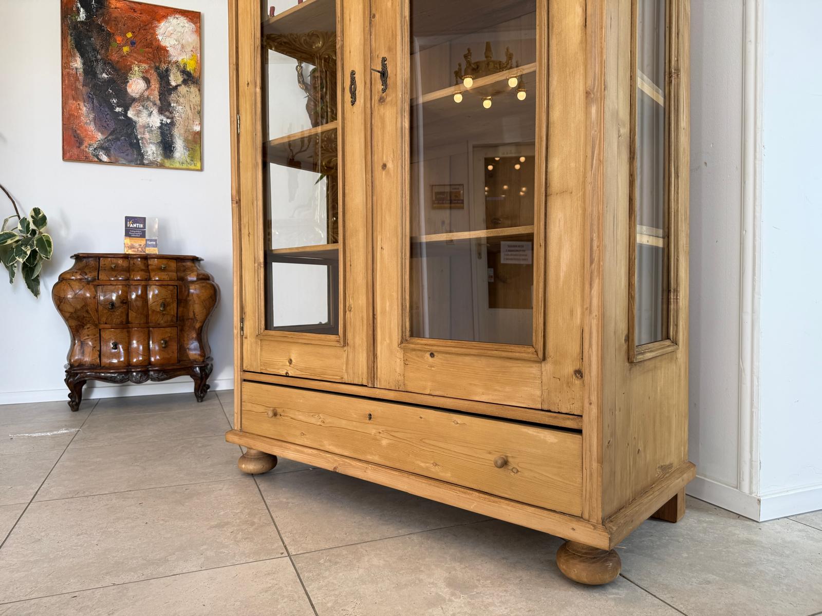 Antike Weichholz Bauernvitrine Vitrine Naturholz Glasvitrine Alte Bauernmöbel D1184