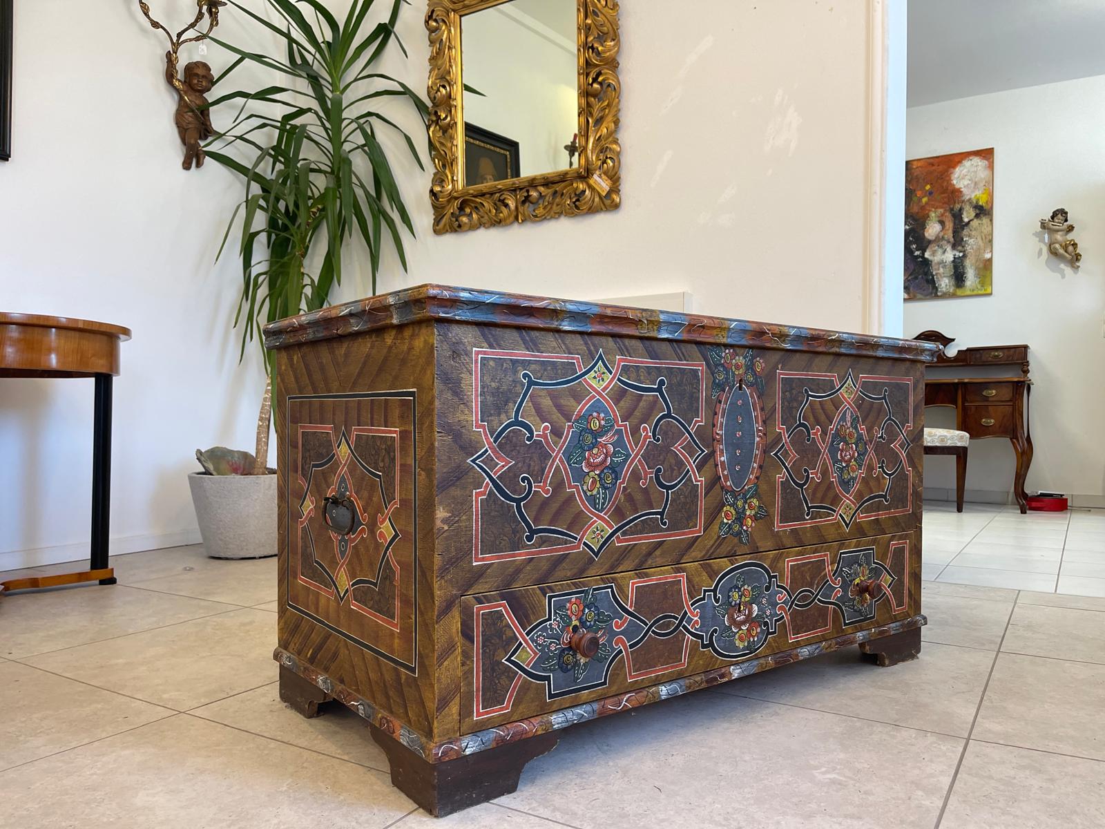 Urige gefasste bemalte Bauerntruhe mit Blumenmotiven G1270