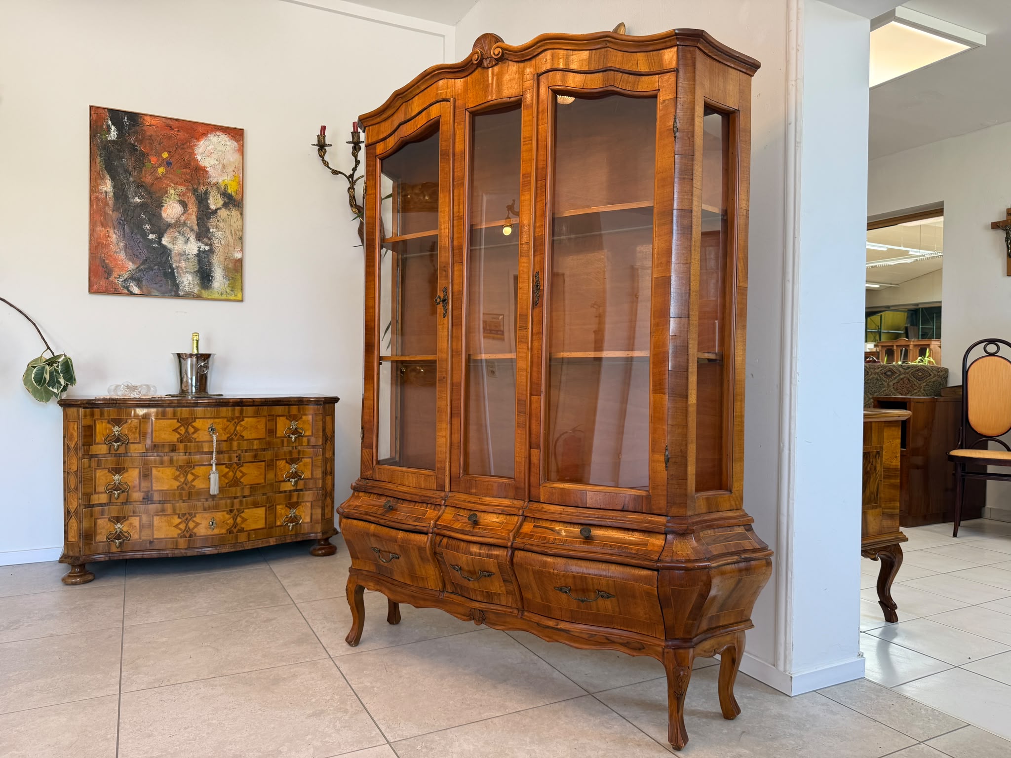 Barockstil Vitrine Intarsiert Nussholz Bücherschrank Stilschrank D2620