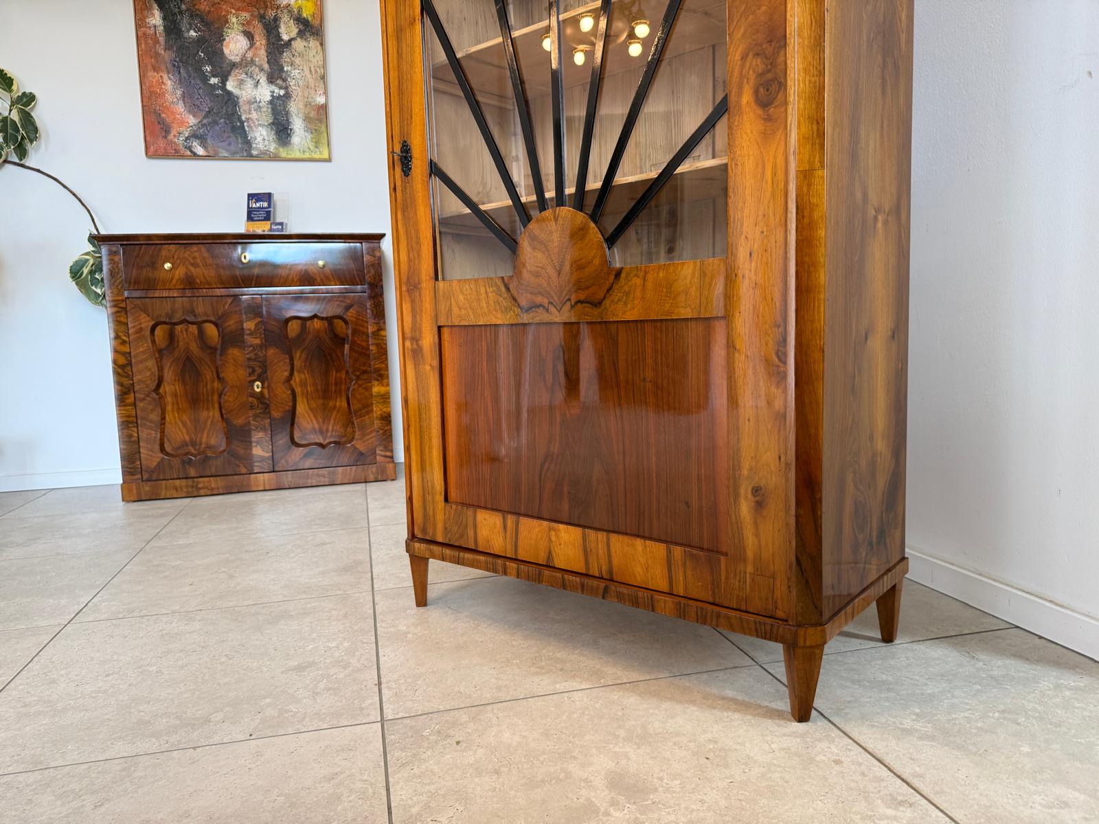 Sale Biedermeier Vitrine Sonnenvitrine Bücherschrank Bibliotheksschrank Nussholz D2477