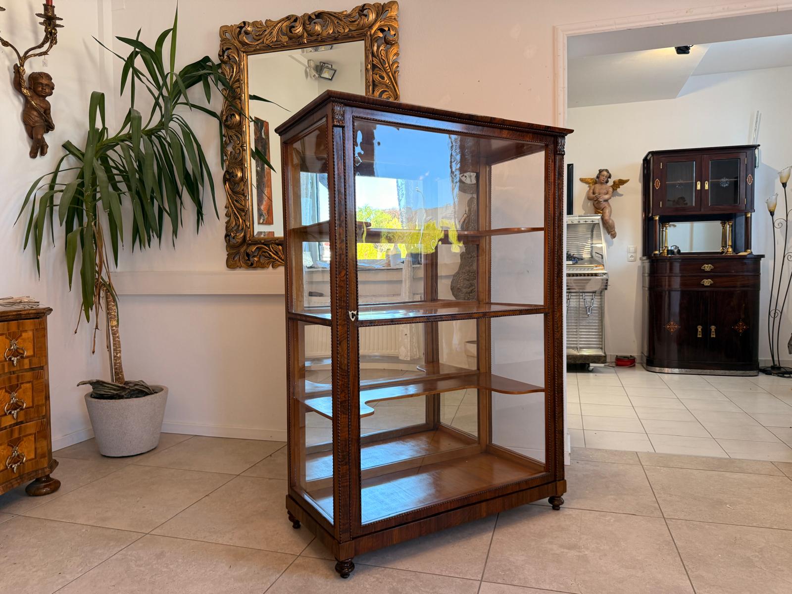 Restaurierte Biedermeier Vitrinenschrank Glasschrank Nussholz Antiquität D2769