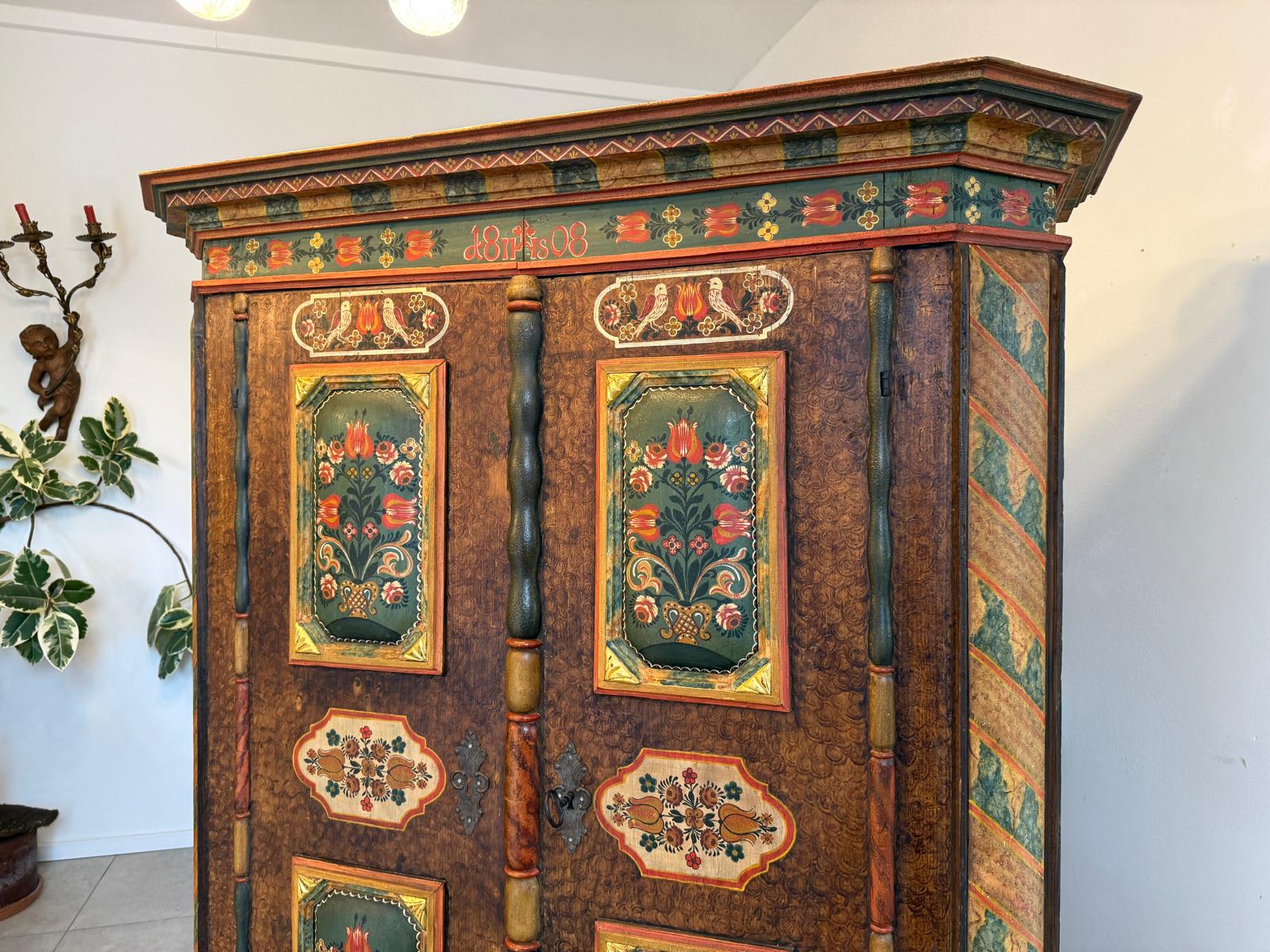 Handbemalter Bauernschrank mit Blumendekor, antiker Biedermeier Bauernkasten G2376