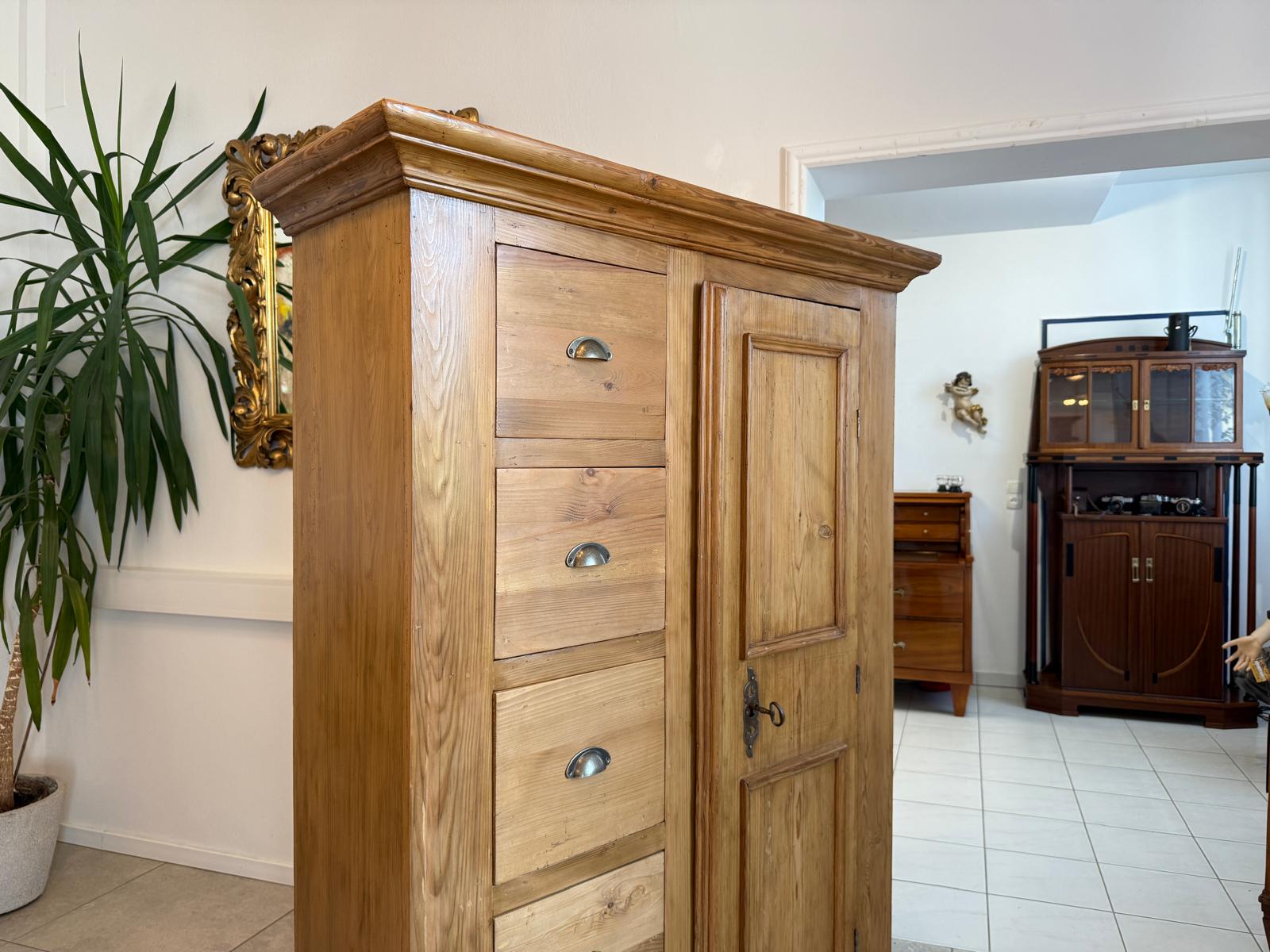 Bäuerlicher uriger Brotschrank Almerschrank Speiskasten Bauernkasten G2009