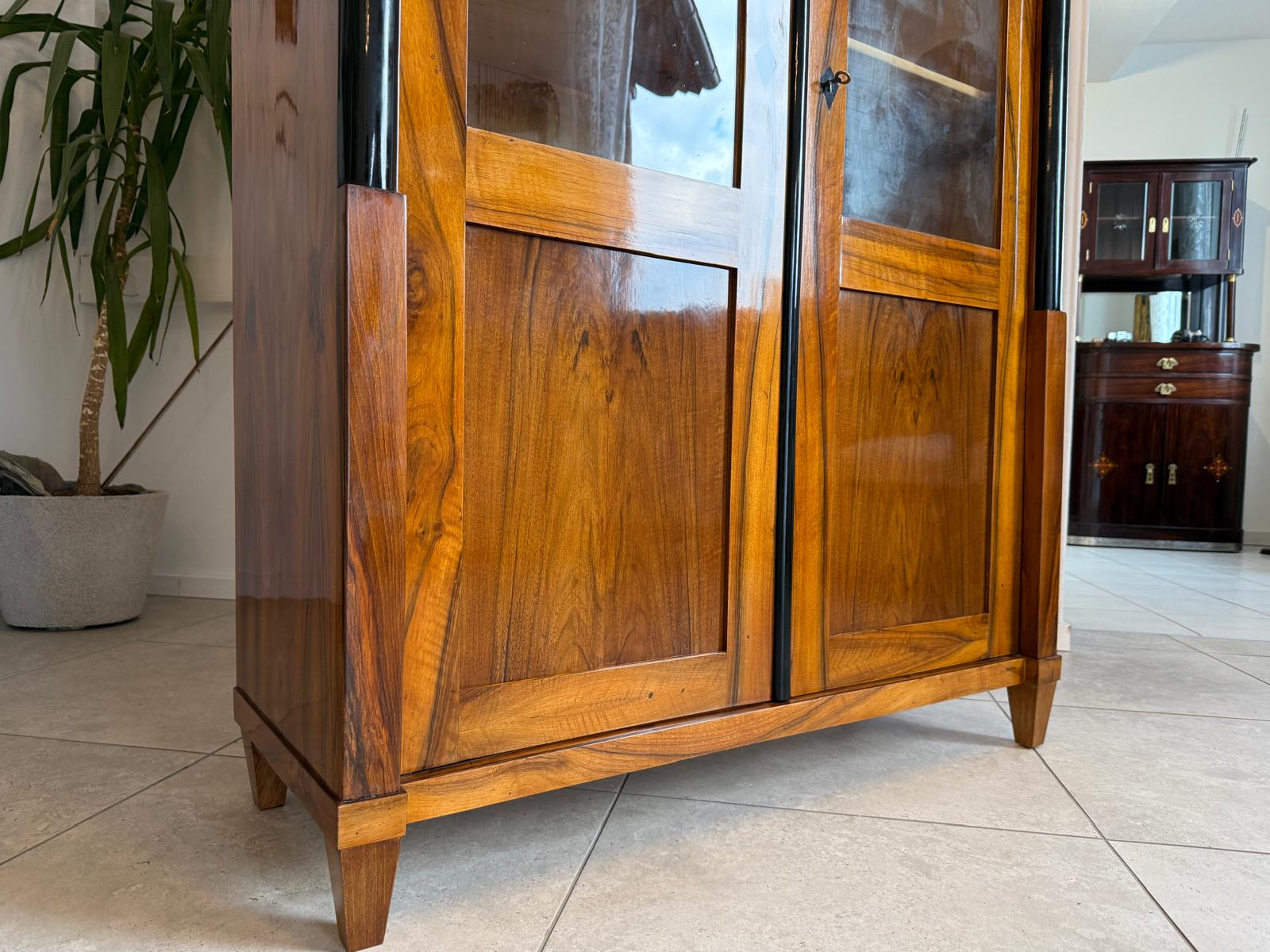 Biedermeier Vitrine Bücherschrank Restauriert Nussbaum Antiquität SALE D2293