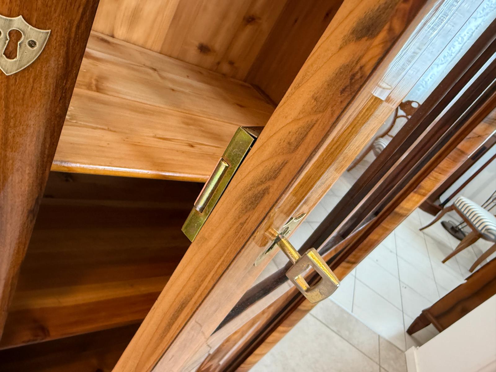 SALE Biedermeier Vitrine Bücherschrank Sammlervitrine Nussholz Antiquität G1813