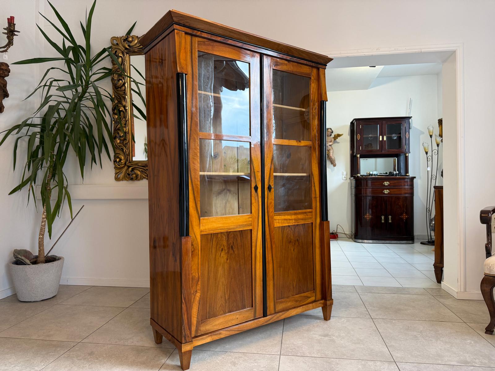 Biedermeier Vitrine Bücherschrank Restauriert Nussbaum Antiquität SALE D2293