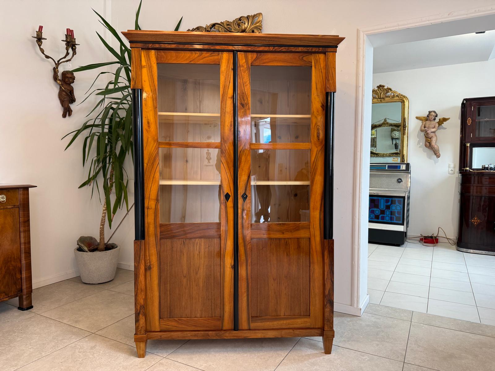 Biedermeier Vitrine Bücherschrank Restauriert Nussbaum Antiquität SALE D2294