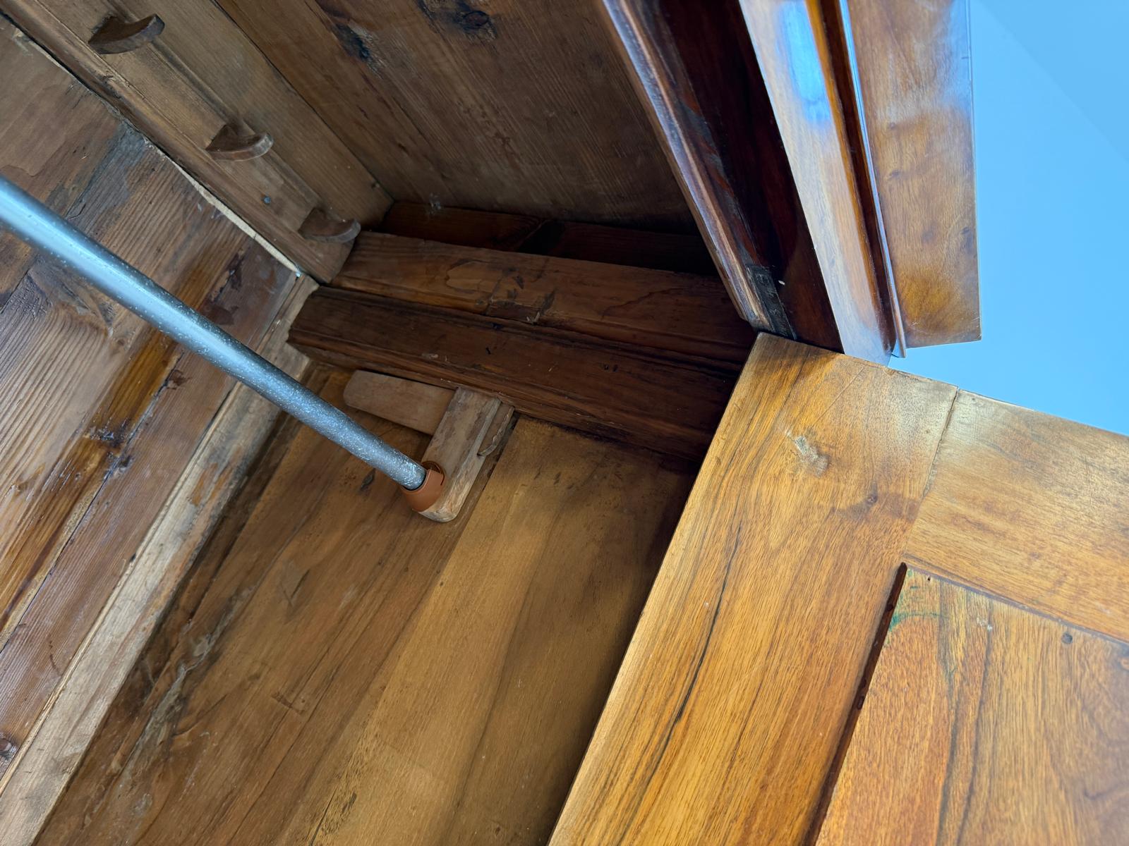 Originaler Biedermeier Schrank mit Nussholz-Furnier Kleiderstange D2467
