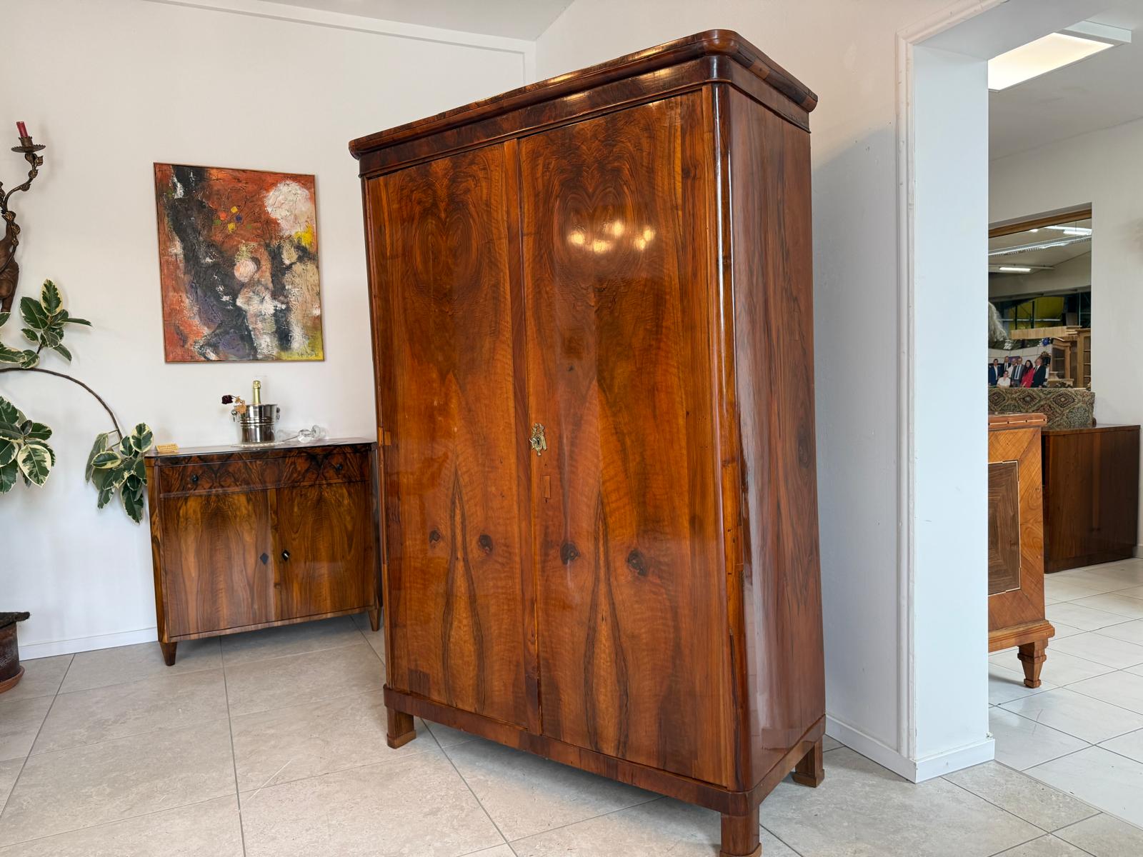 Originaler Biedermeier Schrank mit Nussholz-Furnier Kleiderstange G2075