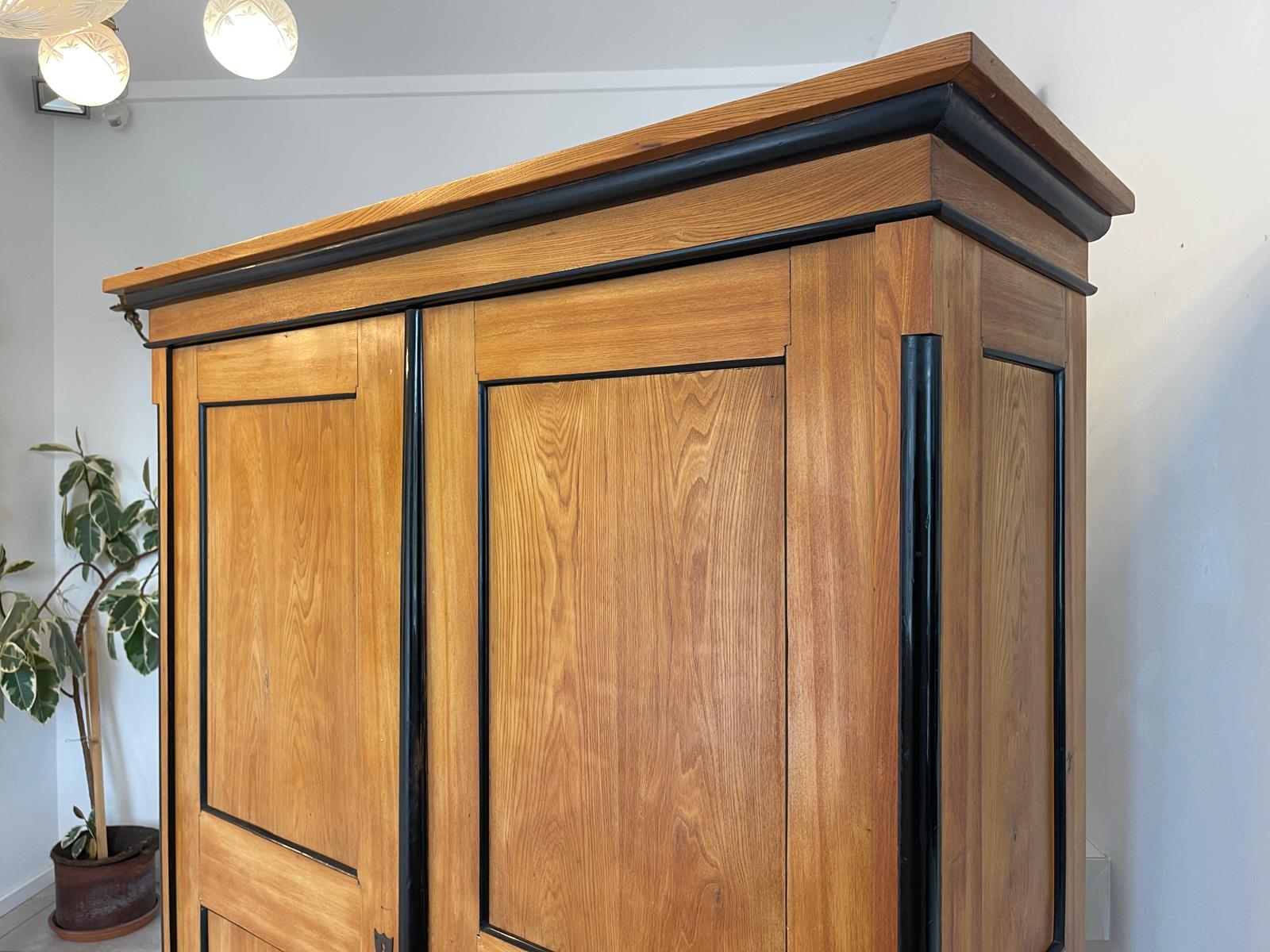 Originaler Biedermeier Schrank mit Nussholz-Furnier Kleiderstange G1513