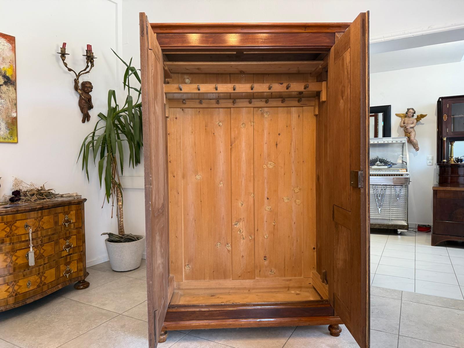 Restaurierter Gründerzeit Kleiderschrank Kleiderkasten Nussholz D2721
