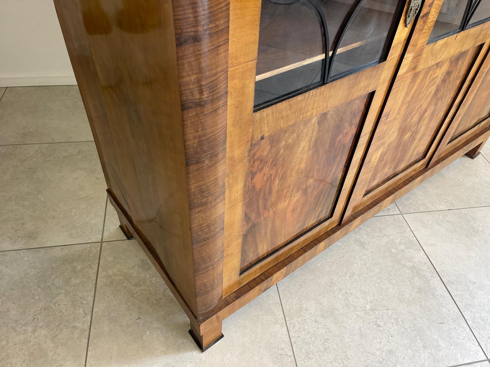 Biedermeier Vitrinenschrank Glasschrank Nussholz Kleiderschrank G1647