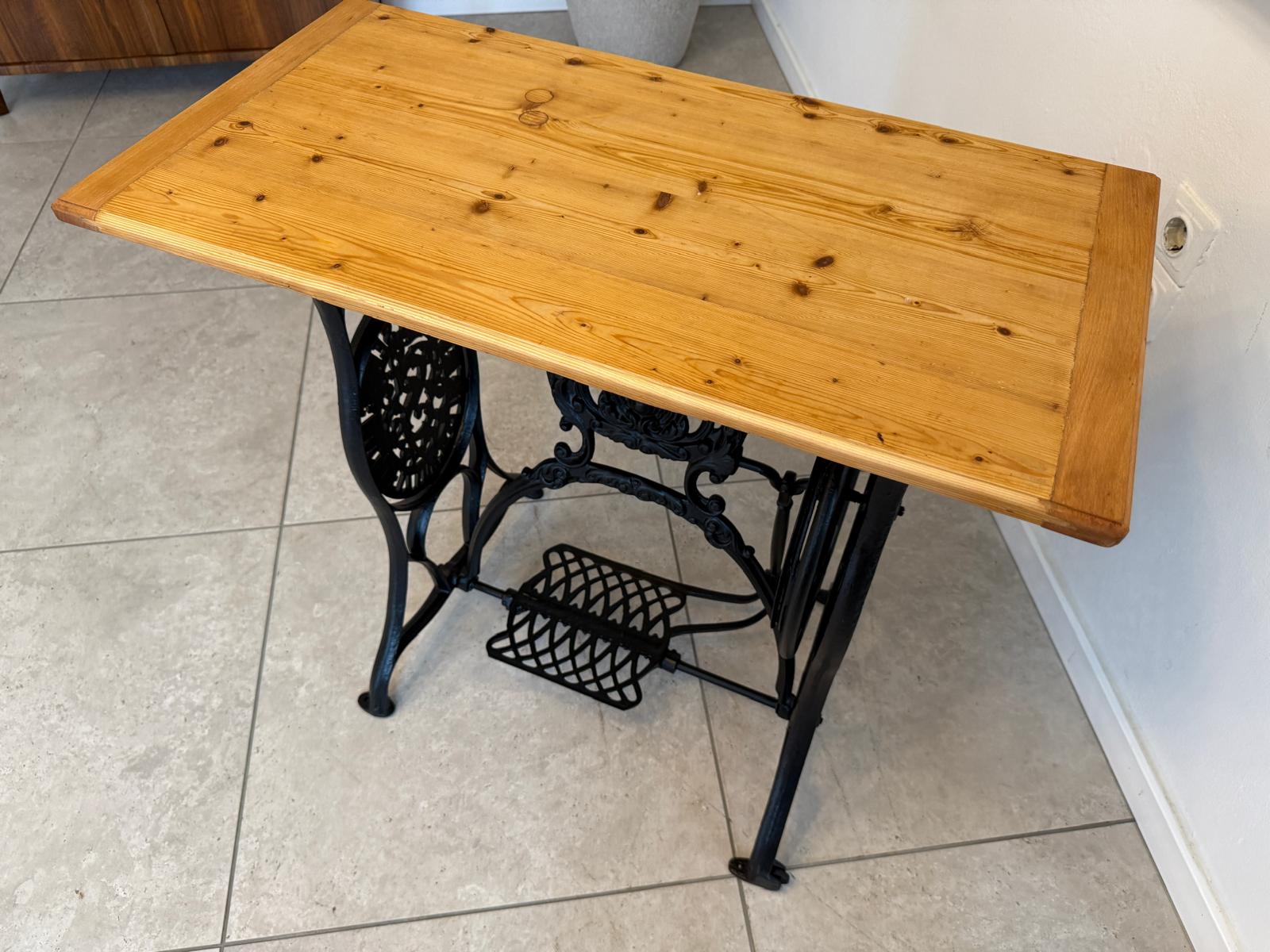 Bäuerlicher Tisch Nähmaschinentisch Gusseisern G2019