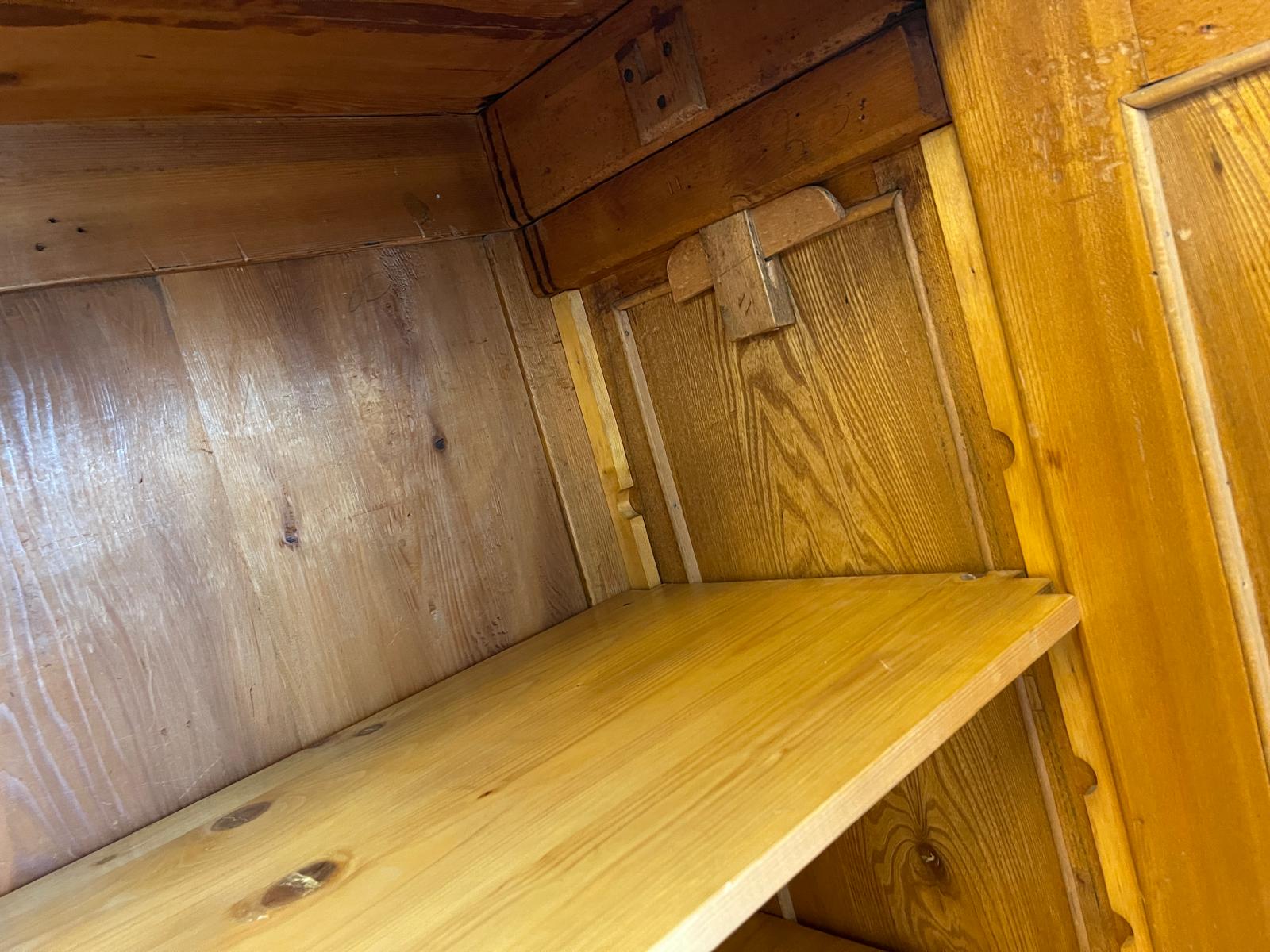 Originaler Biedermeier Schrank mit Nussholz-Furnier Kleiderstange G1513