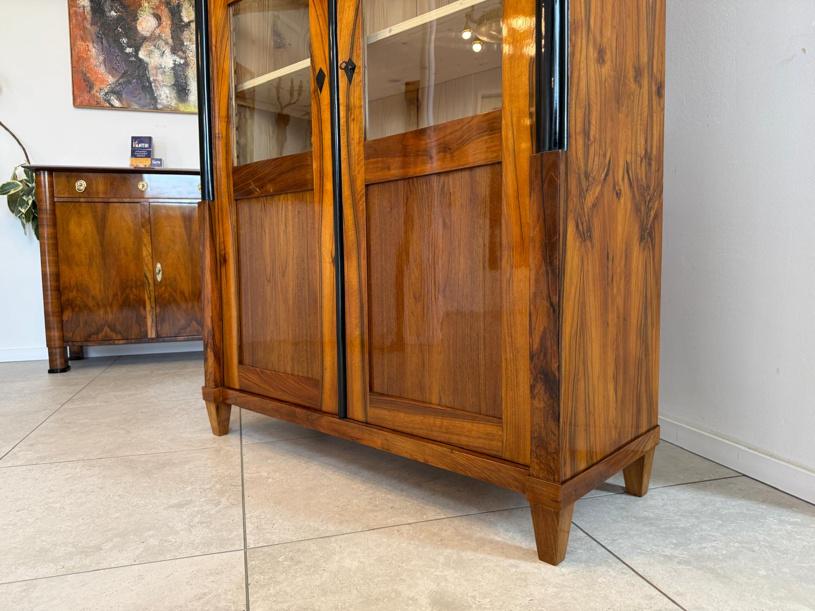 Biedermeier Vitrine Bücherschrank Restauriert Nussbaum Antiquität SALE D2294