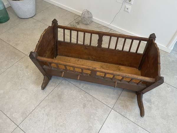alte Kinderwiege Kinderbett Bett lasiert i1810